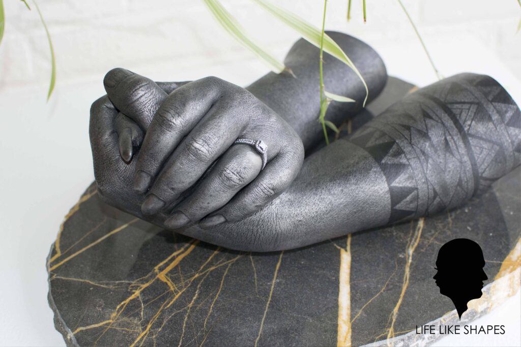 huwelijk-handen-beeld-body-casting-handafdruk-3D-afdruk-sculptuur-trouwringen-tatoe-composiet-ijzer-bronzen-beelden-Life-Like-Shapes-Esther-Hamels