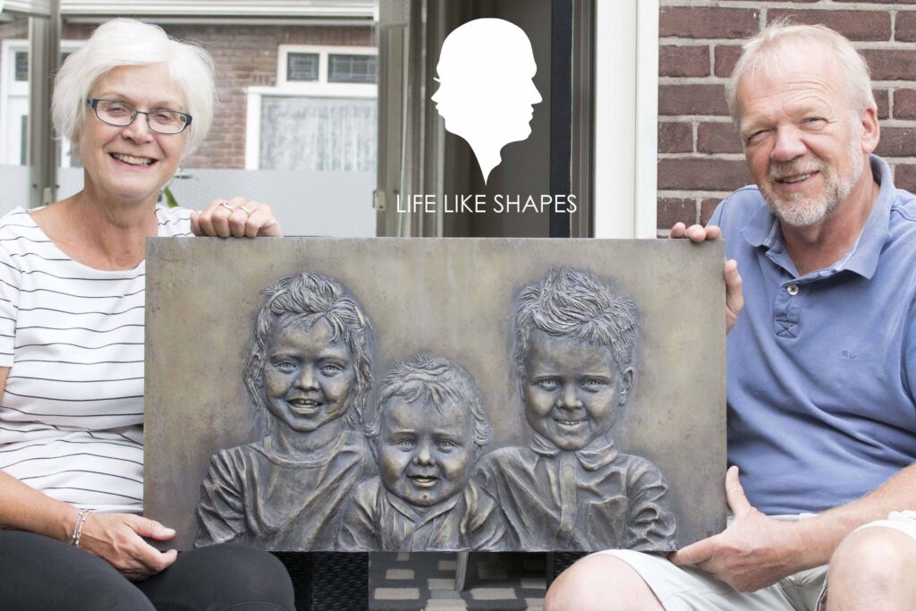 portretten-basreliëf-sculptuur-composiet-messing-gezicht-kinderen-familie-portret-reliëf-Life-Like-Shapes-Esther-Hamels